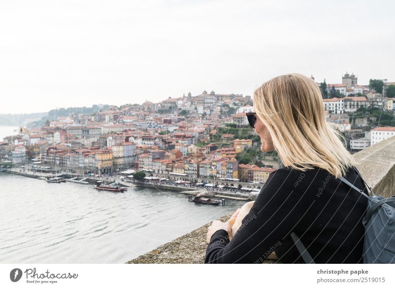 Frau blickt auf Portos historische Altstadt Tourismus Ferne Städtereise Junge Frau Jugendliche 1 Mensch 18-30 Jahre Erwachsene Portugal Europa Stadt