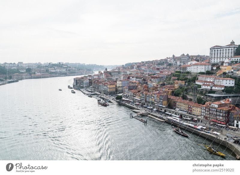 Douro und Altstadt von Porto Flussufer Portugal Stadt Hafenstadt Stadtzentrum Stadtrand Skyline Haus Sehenswürdigkeit historisch Ferien & Urlaub & Reisen