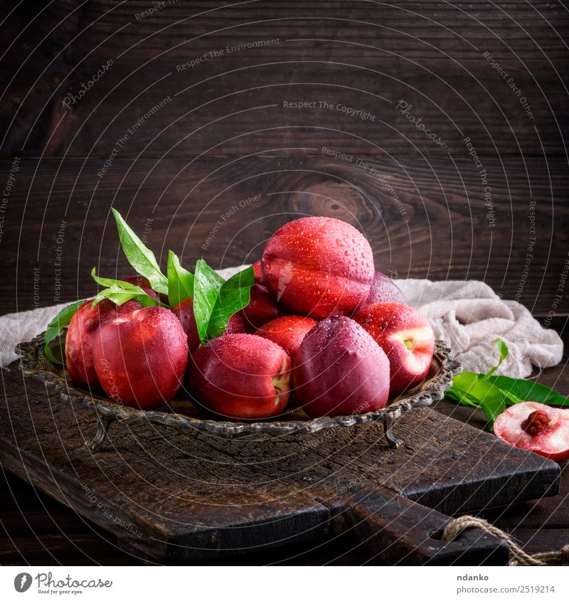 rote reife Pfirsiche Nektarine Frucht Dessert Ernährung Teller Schalen & Schüsseln Sommer Tisch Blatt Holz frisch oben saftig braun grün Hintergrund