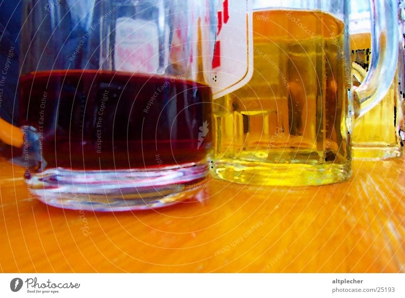 Wein auf Bier Rotwein Holztisch trinken Getränk Alkohol Glas nebeneinander Detailaufnahme Nahaufnahme Tragegriff halbvoll Bierglas