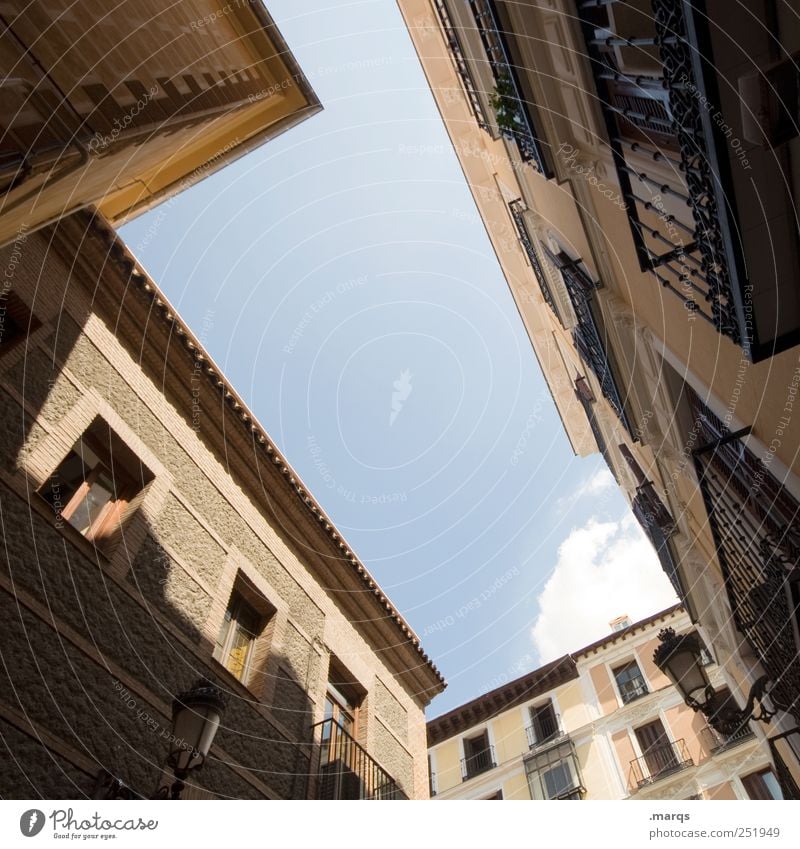 Spanische Dörfer Barcelona Spanien Fassade Häusliches Leben Hinterhof Innenhof aufstrebend himmelwärts Gebäude Immobilienmarkt Perspektive Altbau Farbfoto