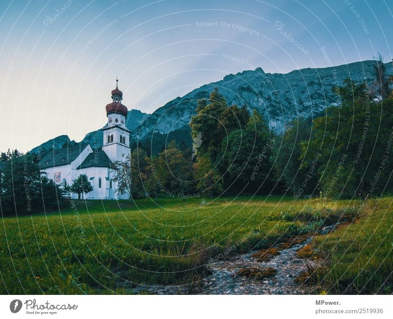 bergidylle Dorf alt Kirche Österreich Berge u. Gebirge Alpen Bach Religion & Glaube Gotteshäuser Sonnenstrahlen Kapelle Wiese Gebet Katholizismus Farbfoto