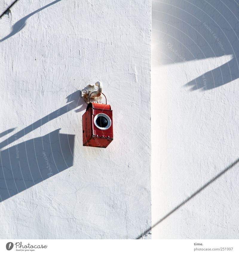 Kleine rote Lochkamera | ChamanSülz Lampe Mauer Wand Spielzeug Dose Metall hängen außergewöhnlich klein rund weiß geheimnisvoll skurril Sturmlampe Haken Putz