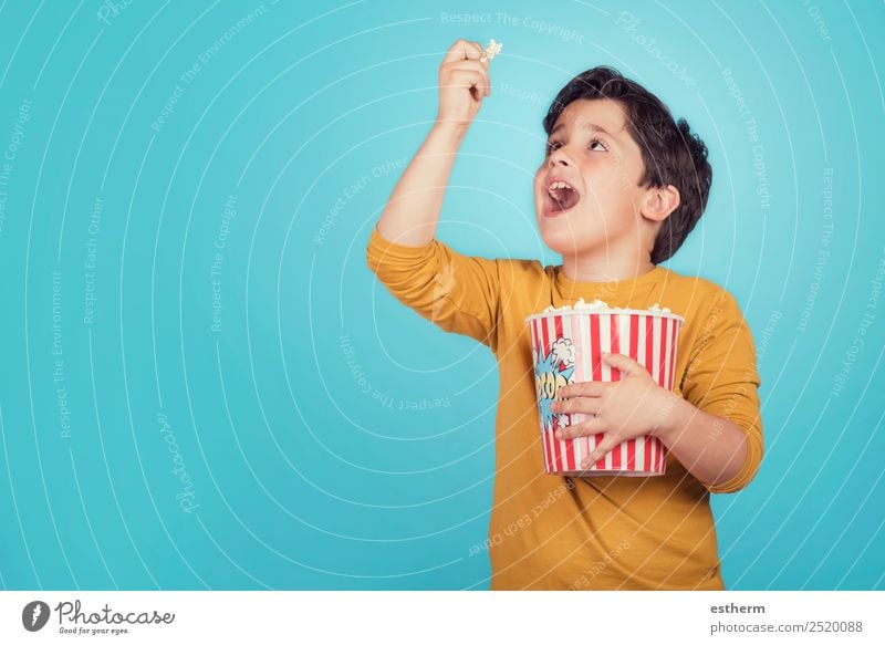 glücklicher Junge mit Popcorn Lebensmittel Essen Fastfood Lifestyle Freude Freizeit & Hobby Entertainment Mensch maskulin Kind Kindheit 1 8-13 Jahre Theater