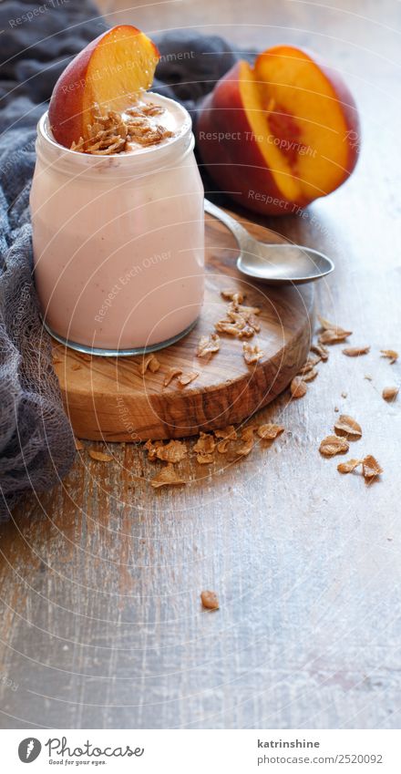 Frischer Pfirsich und Joghurt Frucht Dessert Ernährung Frühstück Vegetarische Ernährung Diät Löffel Sommer frisch hell weiß Hintergrund Beeren Entzug