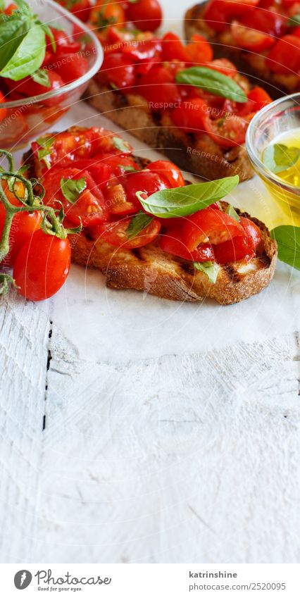 Hausgemachte italienische Bruschetta Vorspeise Gemüse Brot Ernährung Vegetarische Ernährung Diät Holz frisch lecker Tradition Antipasti Amuse-Gueule Baguette