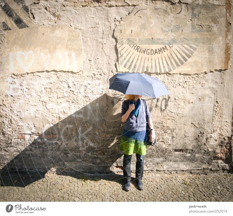 ihr Regenschirm ist wasserscheu Stil 45-60 Jahre Kreuzberg Mauer Rock Hose Pullover Schriftzeichen Graffiti Herz stehen braun Optimismus Gelassenheit