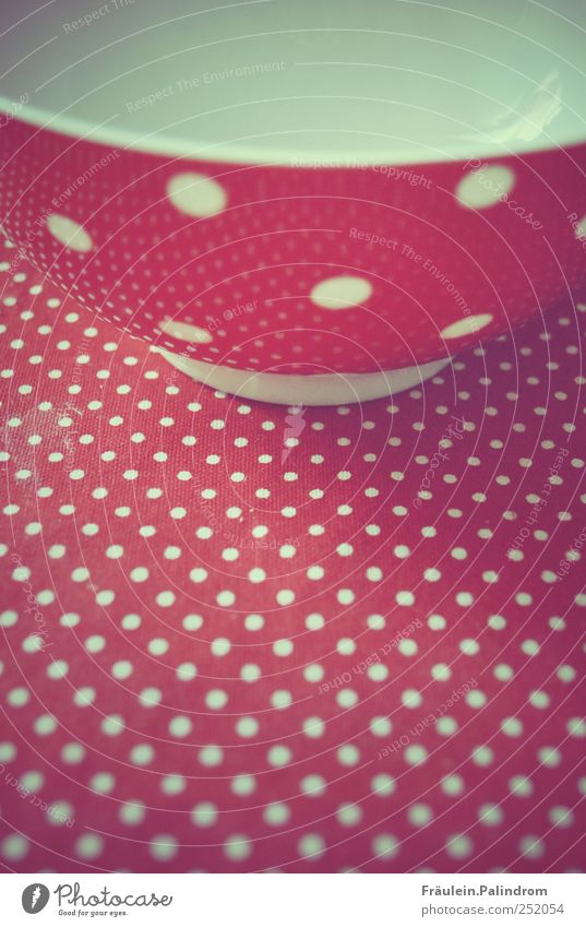 gepunktet. Ernährung Geschirr Schalen & Schüsseln Tasse Becher glänzend groß klein rund rot weiß stagnierend Küche Küchentisch Punkt Rockabilly Müsli Cornflakes