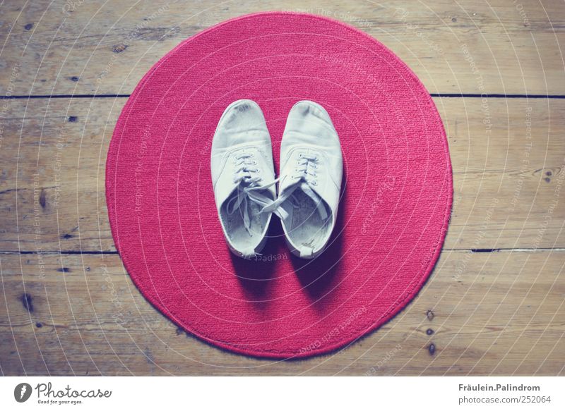 Barfuß I. kaufen Stil Fußmatte Schuhe Turnschuh Holz rund rot weiß Teppich Vorleger Parkett Dielenboden Tennisschuh Schleife Ordnung Flur aufräumen anziehen