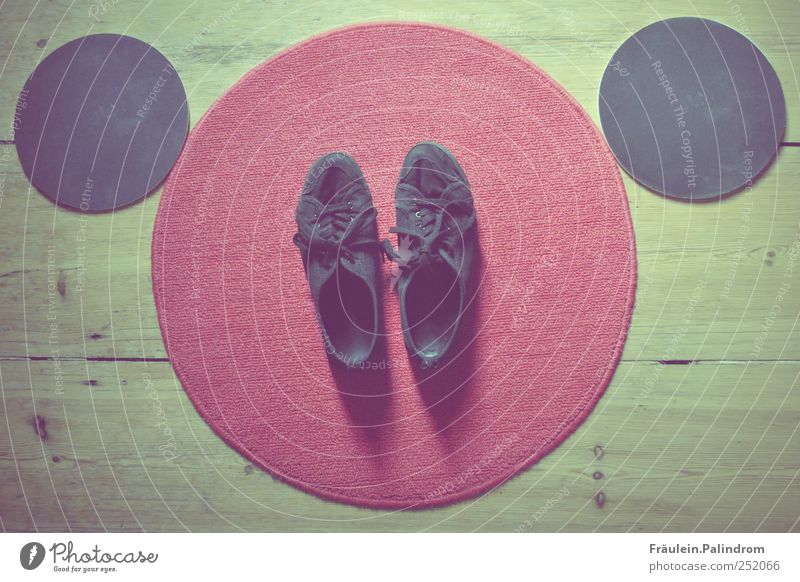 Barfuß III. Stil Fußmatte Schuhe Turnschuh Holz groß klein rund rot schwarz Teppich Parkett Flur anziehen aufräumen Mickey Mouse Mauspad Duschmatte Ordnung