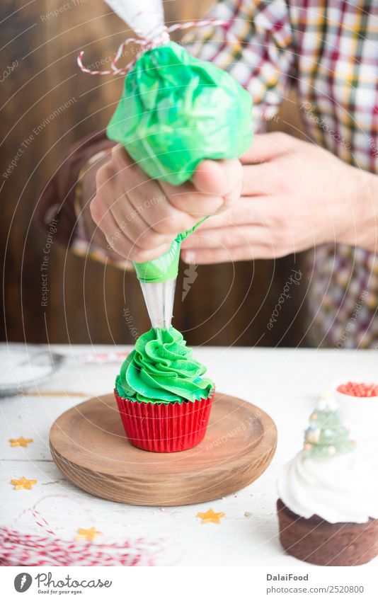 Herstellung von Muffins für die Weihnachtszeit backen Kuchen Bonbon Feste & Feiern Weihnachten & Advent Tasse Cupcake Dekoration & Verzierung Dessert festlich