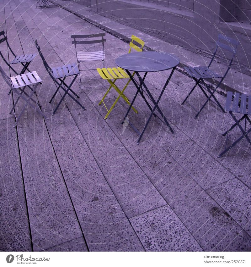 individualist Tunnel Stein Metall sitzen stehen außergewöhnlich einzigartig kalt violett Gastfreundschaft Farbe Inspiration Kontrast Einzelgänger Stuhl Tisch