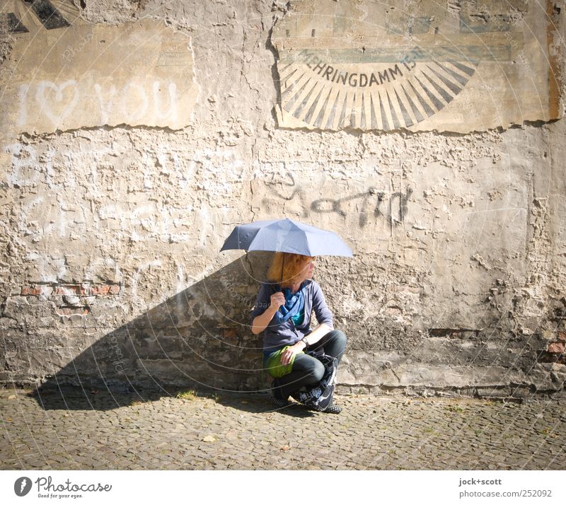 Frau Sonnenschein Stil Wohlgefühl 45-60 Jahre Kreuzberg Mauer Regenschirm rothaarig Schriftzeichen Graffiti Herz hocken alt braun Zufriedenheit Optimismus