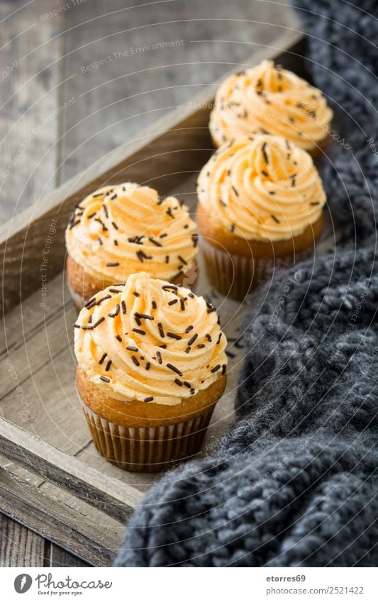 Herbst Cupcakes auf Tablett Holz Erntedankfest Feste & Feiern Feiertag Dessert süß Butter Muffin Jahreszeiten Saison orange Hintergrund Streusel Schokolade