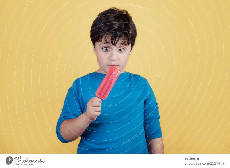 kleiner Junge mit Erdbeereiscreme Frucht Speiseeis Ernährung Essen Diät Lifestyle Freude Sommer Mensch maskulin Kleinkind Kindheit 1 8-13 Jahre festhalten