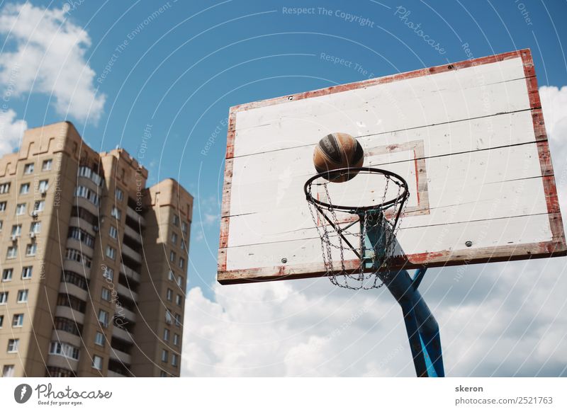 Basketballball fliegt zum Basketball auf dem Hintergrund eines Hauses. Lifestyle elegant Stil Gesundheit Wellness Freizeit & Hobby Spielen
