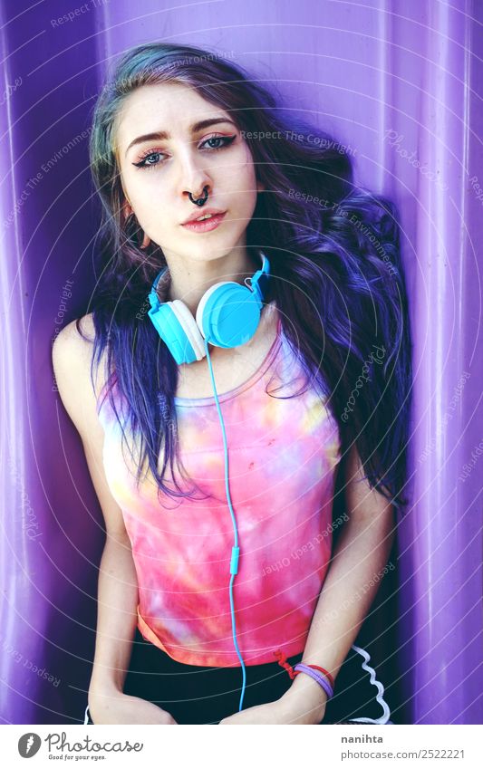 Alternative junge Frau beim Musikhören Lifestyle Stil Design Freizeit & Hobby Headset Kopfhörer Technik & Technologie Unterhaltungselektronik Mensch feminin