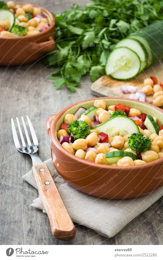 Kichererbsensalat Salatbeilage Lebensmittel Gesunde Ernährung Speise Foodfotografie Gemüse Mittagessen Vegetarische Ernährung Diät Gesundheit Holz frisch weiß