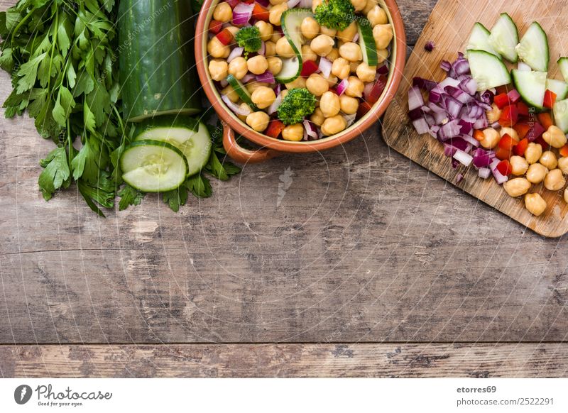 Kichererbsensalat isoliert auf Holz Lebensmittel Gemüse Ernährung Mittagessen Vegetarische Ernährung Diät Gesundheit Gesunde Ernährung frisch weiß Salatbeilage