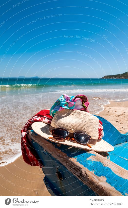 Hut und Sonnenbrille auf einem Boot Lifestyle Erholung Ferien & Urlaub & Reisen Tourismus Ausflug Freiheit Sommer Sommerurlaub Strand Meer Sport Sand Küste