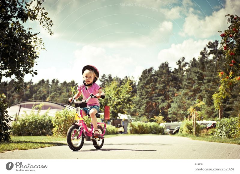 Ab die Post Sommer Fahrradfahren Mensch Kind Kleinkind Mädchen Kindheit 1 3-8 Jahre Umwelt Natur Himmel Schönes Wetter Verkehrswege Wege & Pfade Helm blond