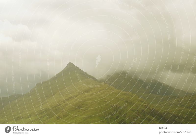 Am Fjord Umwelt Natur Landschaft Himmel Wolken Klima schlechtes Wetter Nebel Hügel Berge u. Gebirge Gipfel bedrohlich natürlich grau grün Stimmung Schottland