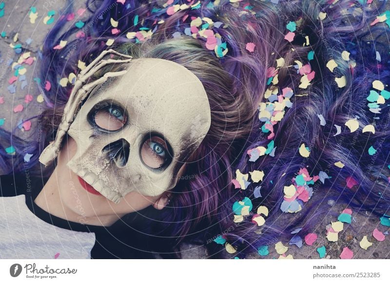 Junge Frau mit Totenkopfmaske Stil Design exotisch Haare & Frisuren Party Feste & Feiern Karneval Halloween Mensch feminin Jugendliche Erwachsene 1 18-30 Jahre
