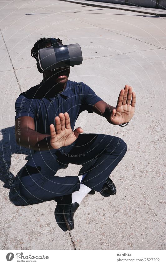 Junger Gamer-Mann mit einem Headset der Virtual Reality Lifestyle Freizeit & Hobby Spielen Computerspiel Sonne Spielkonsole Hardware Technik & Technologie