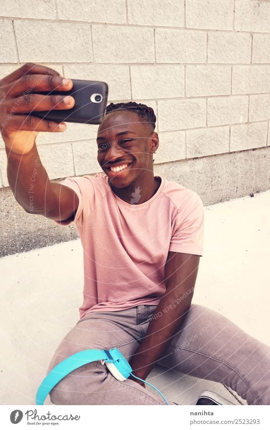 Junger glücklicher Mann nimmt einen Selfie. Lifestyle Stil Design Freude Freizeit & Hobby Handy Headset Fotokamera PDA Technik & Technologie