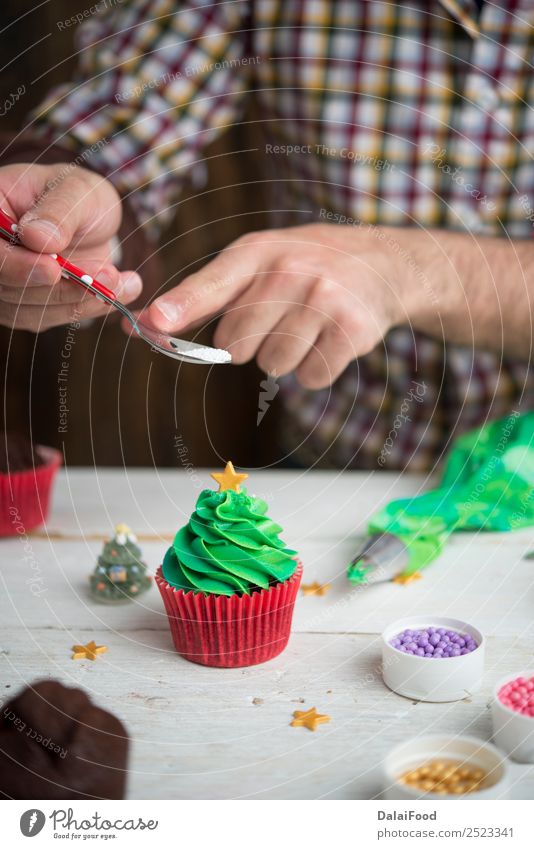 Herstellung von Muffins für die Weihnachtszeit backen Kuchen Süßwaren Feste & Feiern Weihnachten & Advent Tasse Cupcake Dekoration & Verzierung Dessert festlich