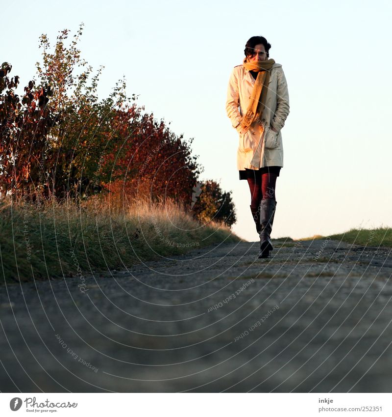 Herbstspaziergang Freizeit & Hobby Spaziergang Spazierweg Mensch Frau Erwachsene Leben 1 Natur Sonnenaufgang Sonnenuntergang Wetter Sträucher Fußweg Bekleidung