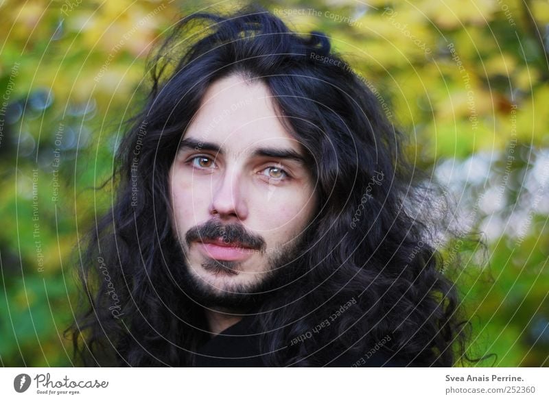 . Junger Mann Jugendliche 1 Mensch 18-30 Jahre Erwachsene Umwelt Haare & Frisuren brünett langhaarig Locken Bart einzigartig Farbfoto Außenaufnahme