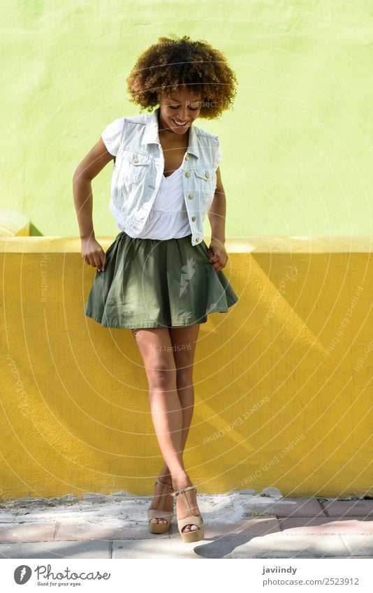 Junge schwarze Frau, Afro-Frisur, steht auf der Straße. Lifestyle Stil Glück schön Haare & Frisuren Gesicht Mensch feminin Junge Frau Jugendliche Erwachsene 1