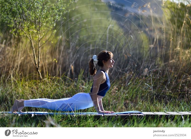 Junge Frau, die Yoga in der Natur macht. Lifestyle schön Körper Erholung Meditation Sommer Sport Mensch Jugendliche Erwachsene 1 18-30 Jahre Gras Fitness sitzen