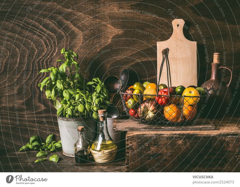 Bunte Tomaten in Erntekorb auf Holztisch Lebensmittel Gemüse Ernährung Bioprodukte Vegetarische Ernährung Geschirr Stil Design Gesundheit Gesunde Ernährung