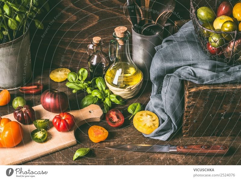 Bunte Tomaten auf dem Küchentisch mit Basilikum Lebensmittel Gemüse Salat Salatbeilage Kräuter & Gewürze Öl Ernährung Mittagessen Bioprodukte