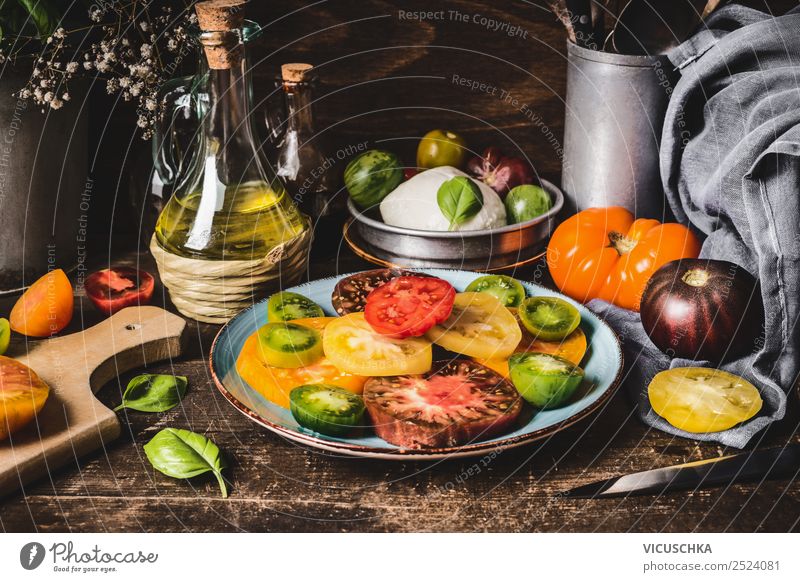 Tomaten Salat rustikal Lebensmittel Gemüse Ernährung Mittagessen Bioprodukte Vegetarische Ernährung Diät Geschirr Teller Besteck Stil Design Gesunde Ernährung