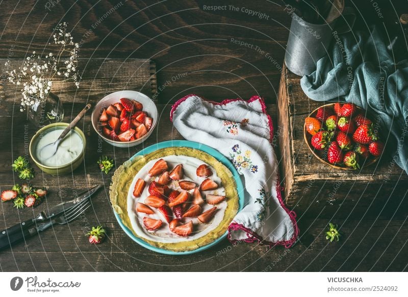 Pfannkuchen mit Joghurt und Erdbeeren Lebensmittel Frucht Teigwaren Backwaren Dessert Ernährung Geschirr Teller Schalen & Schüsseln Löffel Stil Design Crêpe