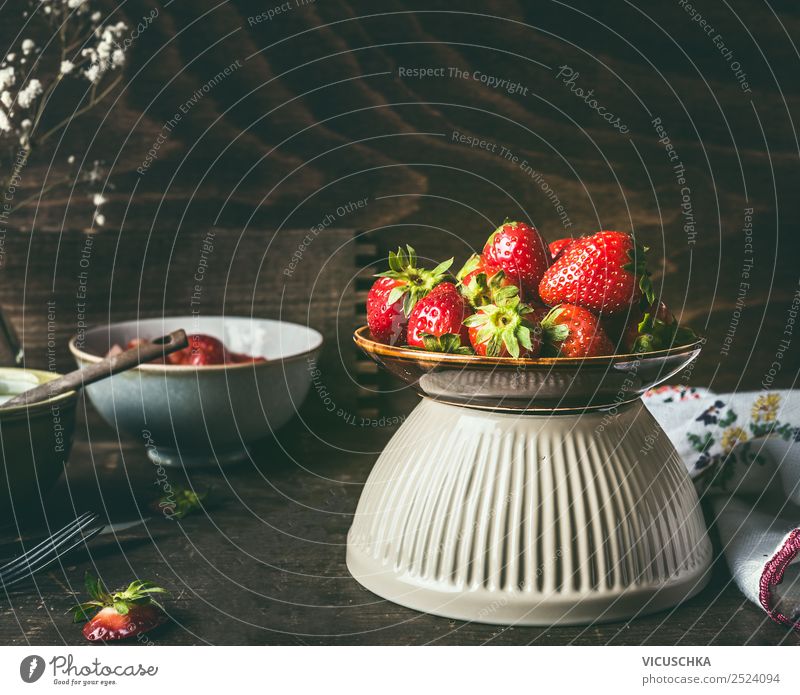 Schüssel mit Erdbeeren auf rustikalem Küchentisch Lebensmittel Frucht Dessert Ernährung Frühstück Bioprodukte Geschirr Schalen & Schüsseln Stil Design