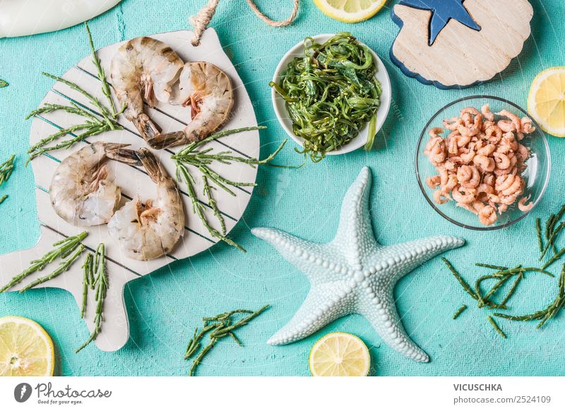 Garnelen und Nordseekrabben auf hellblauem Hintergrund Lebensmittel Meeresfrüchte Ernährung Vegetarische Ernährung Diät Geschirr Stil Design Gesunde Ernährung