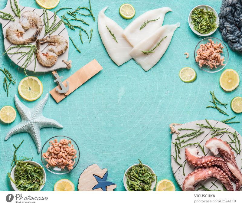 Verschiedene Meeresfrüchte auf blauem Hintergrund Lebensmittel Fisch Ernährung Mittagessen Vegetarische Ernährung Diät Geschirr kaufen Stil Design Restaurant