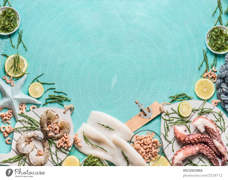 Meeresfrüchte auf blauem Hintergrund mit Algen Lebensmittel Ernährung Mittagessen kaufen Stil Design Gesunde Ernährung Restaurant Hintergrundbild Garnelen