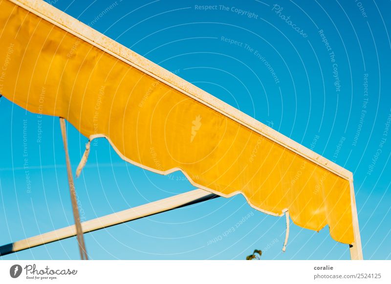 Gelbe Markise im Sommer Terrasse maritim Wärme blau gelb Sommerurlaub gelb-orange Himmel himmelblau Wolkenloser Himmel Spanien Urlaubsort Dachterrasse Open Air