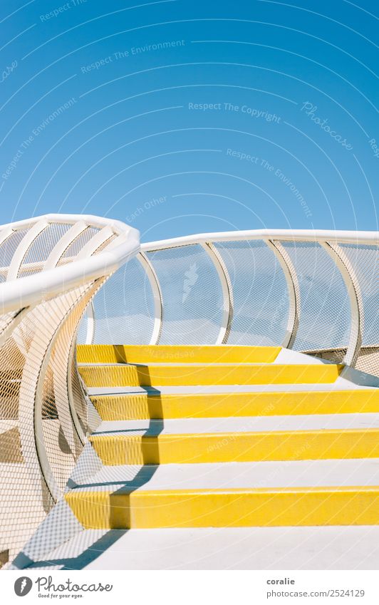Las Setas in Sevilla - Gelb-weiße Treppe mit blauem Himmel mehrfarbig gelb Treppengeländer Dachterrasse Parasolpilz Ferien & Urlaub & Reisen aufsteigen aufwärts