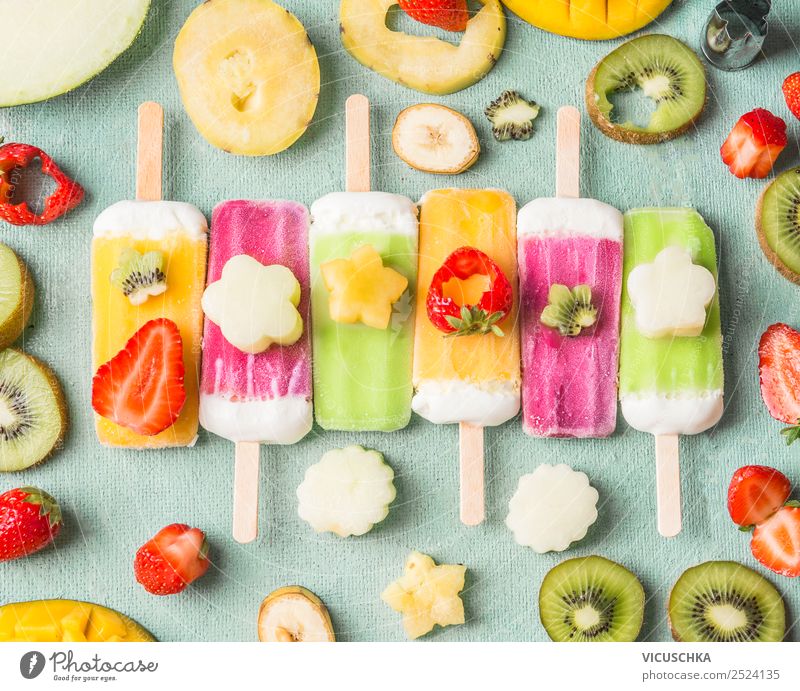 Eis am Stiel mit bunte Obst und Früchte Scheiben Lebensmittel Frucht Speiseeis Ernährung Stil Design Sommer Foodfotografie Beeren Essen Farbfoto