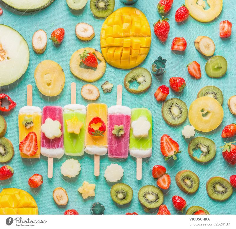 Bunte Eis am Stiel mit Obst und Beeren Zutaten Lebensmittel Frucht Speiseeis Ernährung Stil Design Gesunde Ernährung Sommer Hintergrundbild Mango Kiwi