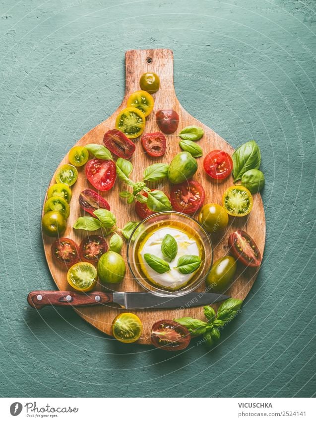 Bunte Tomaten mit Mozzarella und Messer auf Schneidebtrett Lebensmittel Käse Gemüse Ernährung Mittagessen Bioprodukte Vegetarische Ernährung Diät