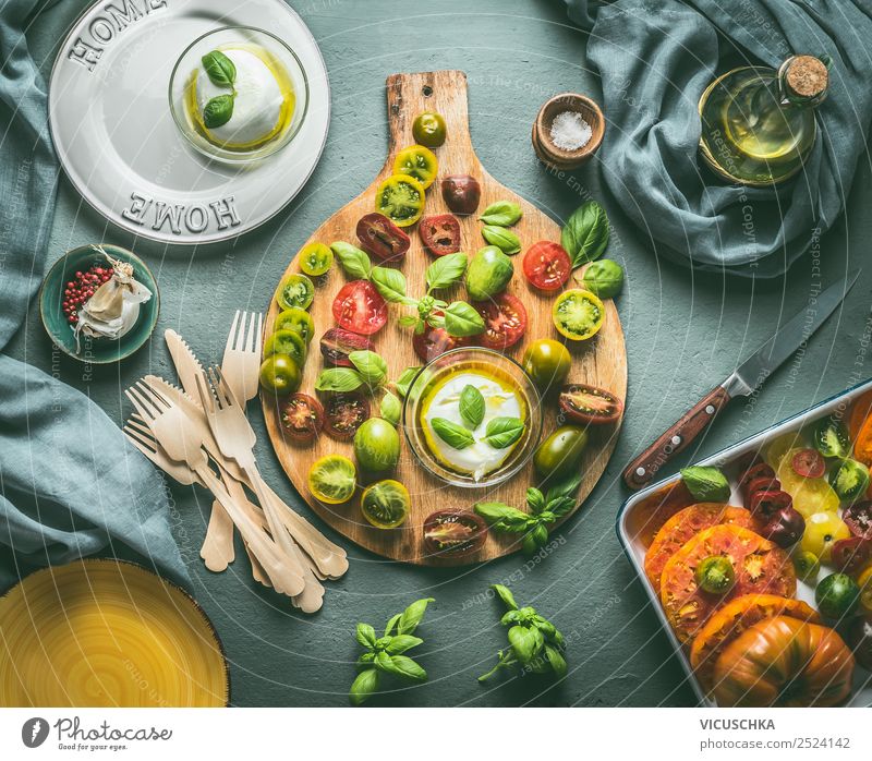Bunte Tomaten mit Mozzarella Käse auf dem Küchentisch Lebensmittel Gemüse Salat Salatbeilage Kräuter & Gewürze Ernährung Mittagessen Abendessen Büffet Brunch