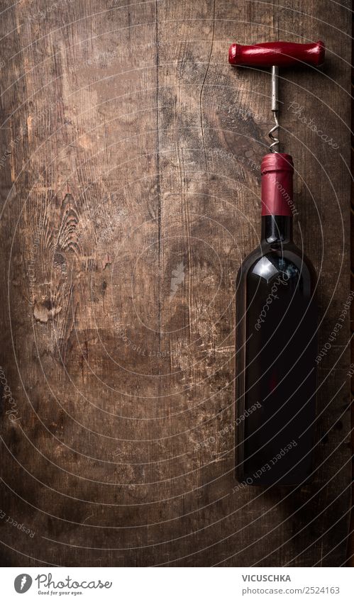 Rotweinflasche mit Korkenzieher auf Holz Hintergrund Getränk Alkohol Wein kaufen Stil Design Party Veranstaltung Restaurant Bar Cocktailbar Business