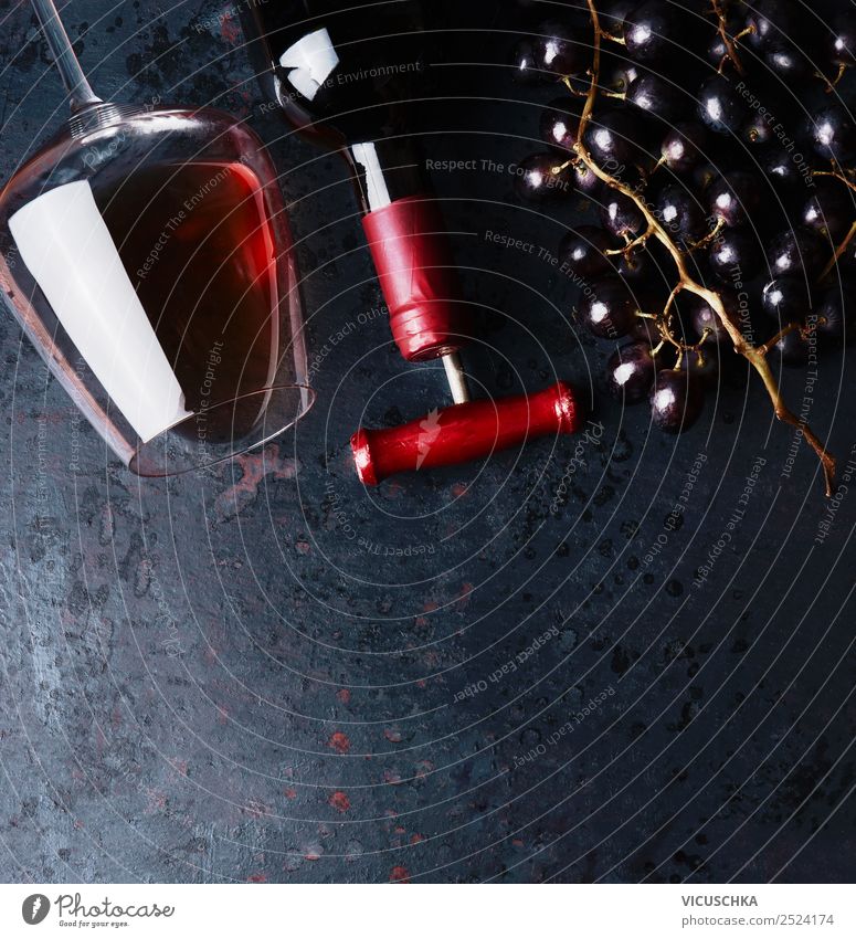 Glas mit Rotwein, Flasche mit Korkenzieher und Weintrauben Getränk Alkohol Stil Design Party Veranstaltung Restaurant Hintergrundbild Weinflasche Weinglas